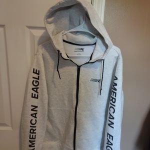 Like New. Men's American Eagle hoodie w zip up front.